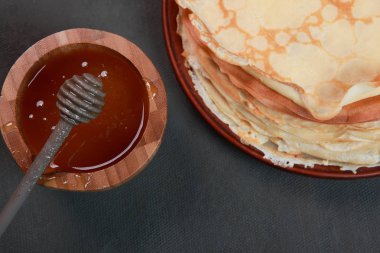 Krep ile çilek, reçel, bal ve çikolata, toz şeker ve tarçın ile serpilir