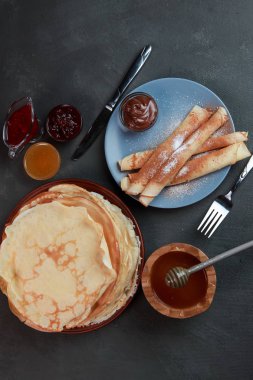 Krep ile çilek, reçel, bal ve çikolata, toz şeker ve tarçın ile serpilir