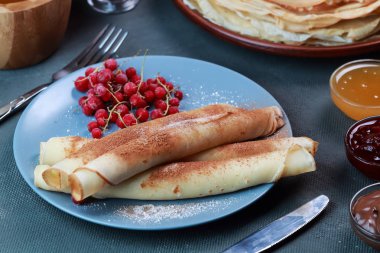 Krep ile çilek, reçel, bal ve çikolata, toz şeker ve tarçın ile serpilir