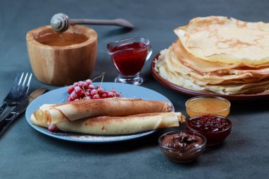 Krep ile çilek, reçel, bal ve çikolata, toz şeker ve tarçın ile serpilir