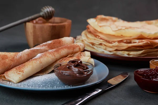 Panqueques Con Bayas Mermelada Miel Chocolate Espolvoreados Con Azúcar Polvo — Foto de Stock