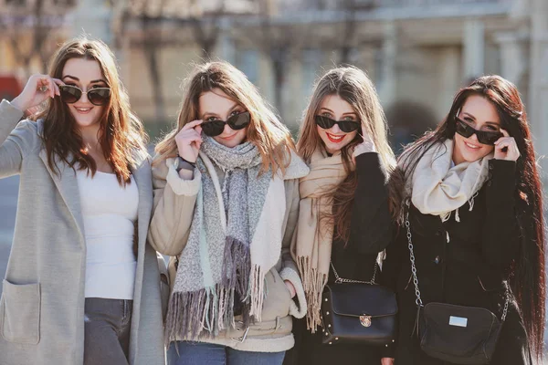 Quatro Mulheres Bonitas Estão Andando Pela Cidade Divertindo — Fotografia de Stock