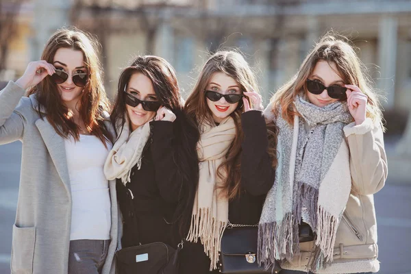 Quatro Mulheres Bonitas Estão Andando Pela Cidade Divertindo — Fotografia de Stock