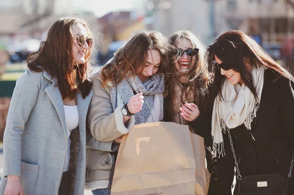 四个美丽的女人走在城市周围 玩得很开心 — 图库照片