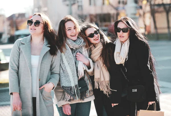 Quatro Mulheres Bonitas Estão Andando Pela Cidade Divertindo — Fotografia de Stock