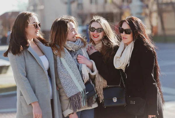 Quatro Mulheres Bonitas Estão Andando Pela Cidade Divertindo — Fotografia de Stock