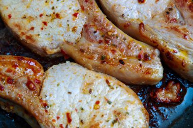 Sulu ızgara domuz biftek Marine