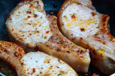 Sulu ızgara domuz biftek Marine