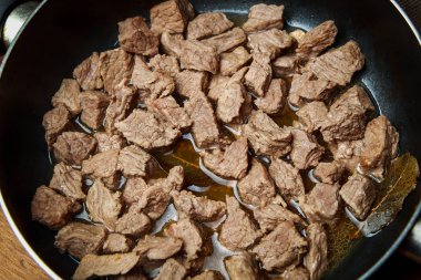 Dana eti bir tavada ekşi krema soslu sebzeli güveç