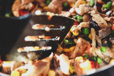 Dana eti bir tavada ekşi krema soslu sebzeli güveç