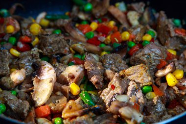 Dana eti bir tavada ekşi krema soslu sebzeli güveç