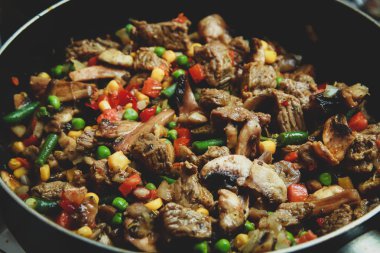 Dana eti bir tavada ekşi krema soslu sebzeli güveç