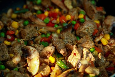 Dana eti bir tavada ekşi krema soslu sebzeli güveç