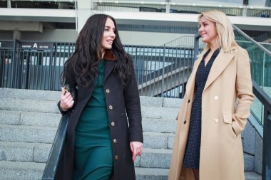 iki kadın şehirde yürümek, kahve içmek ve tadını çıkarın