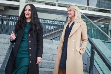 iki kadın şehirde yürümek, kahve içmek ve tadını çıkarın