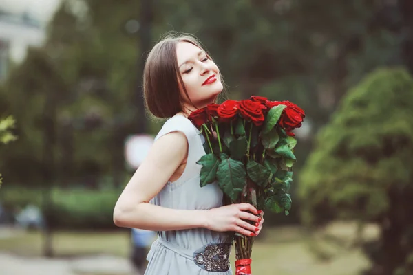 Belle Jeune Femme Avec Grand Bouquet Fleurs Dans Parc — Photo