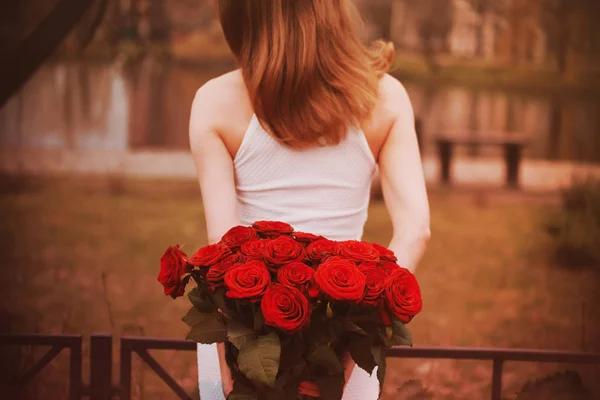 Hermosa Joven Con Gran Ramo Flores Parque —  Fotos de Stock