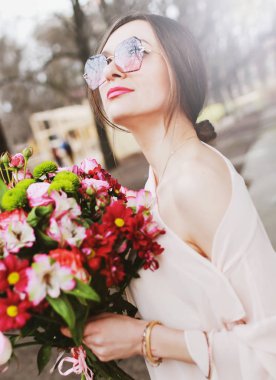 parkta çiçekler büyük bir buket ile güzel genç kadın