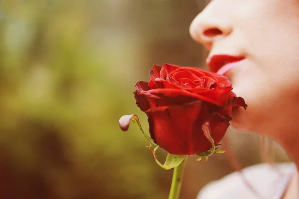 Hermosa Joven Con Gran Ramo Flores Parque — Foto de Stock