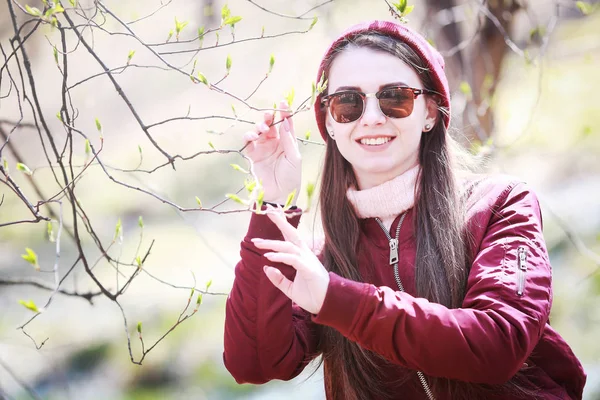 Giovane Bella Donna Nel Parco Ammirando Gli Alberi Rigeneranti Primavera — Foto Stock