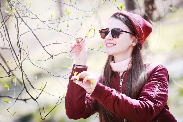 Junge Schöne Frau Park Die Die Wiederbelebenden Bäume Frühling Bewundert — Stockfoto