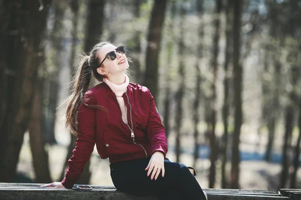 Studentin Geht Park Spazieren — Stockfoto