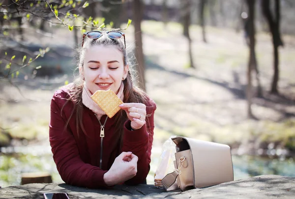 Młoda Piękna Kobieta Jedząca Ciasteczka Parku — Zdjęcie stockowe