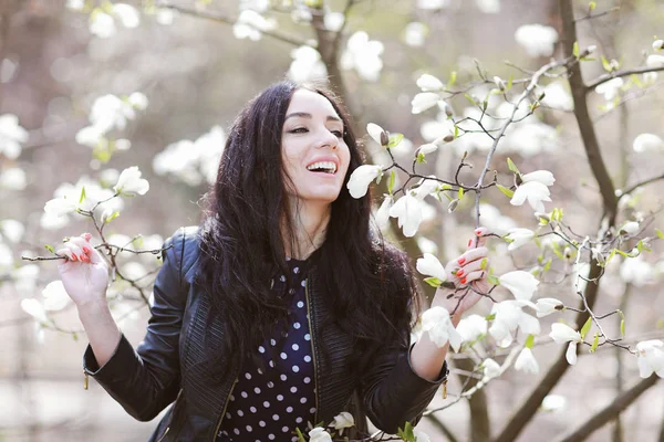 Krásná Brunetka Modrých Šatech Pletený Pytel Blízko Magnolie Kvetení — Stock fotografie