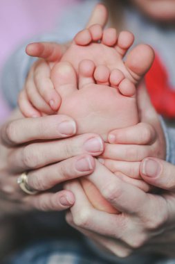 bebeğin bacakları, bebeğin ve annenin elleri birbirine bağcıklı
