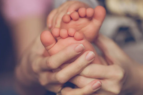 Die Beine Des Babys Die Hände Von Baby Und Mutter — Stockfoto