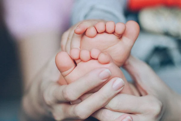 Nohy Dítěte Ruce Dítěte Matky Jsou Prokládaný — Stock fotografie