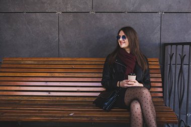 lezzetli kahve zevk şehirde yürüyen güzel kadın