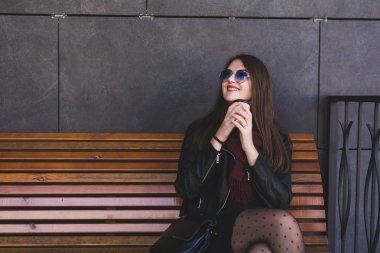 lezzetli kahve zevk şehirde yürüyen güzel kadın