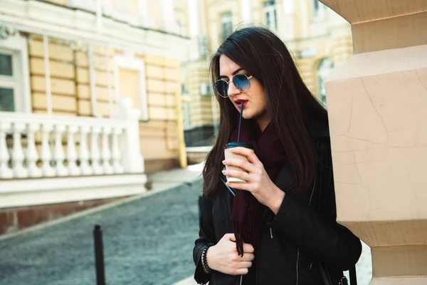 Hermosa Mujer Caminando Ciudad Disfrutando Delicioso Café — Foto de Stock