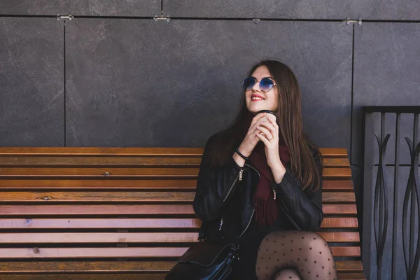 lezzetli kahve zevk şehirde yürüyen güzel kadın