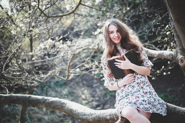 Mooie Jonge Vrouw Het Lezen Van Een Retro Boek Een — Stockfoto