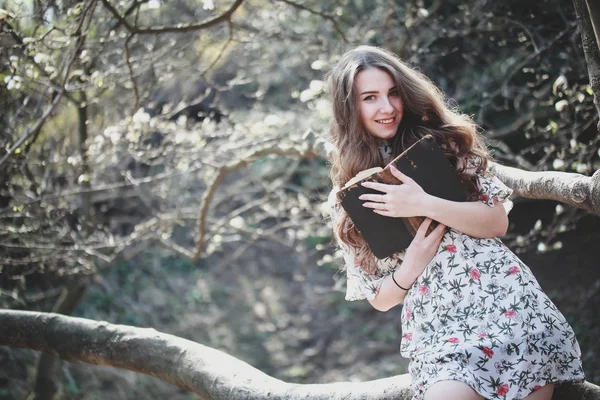 Hermosa Joven Leyendo Libro Retro Jardín Con Árboles Florecientes — Foto de Stock