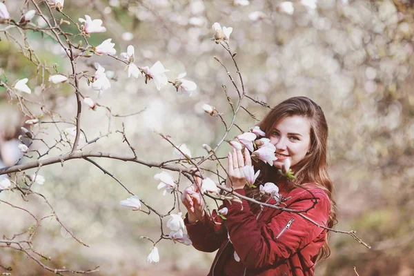 Schöne Junge Frau Schnuppert Einen Blühenden Baum Garten — Stockfoto