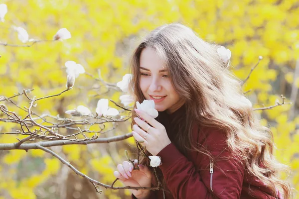 Schöne Junge Frau Schnuppert Einen Blühenden Baum Garten — Stockfoto