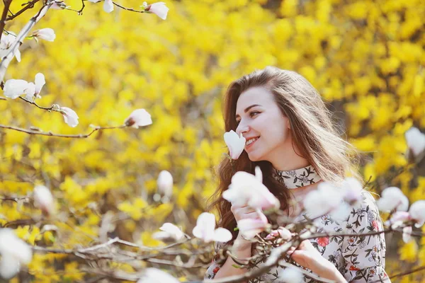 Belle Jeune Femme Reniflant Arbre Fleurs Dans Jardin — Photo