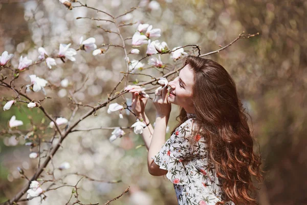 Schöne Junge Frau Schnuppert Einen Blühenden Baum Garten — Stockfoto