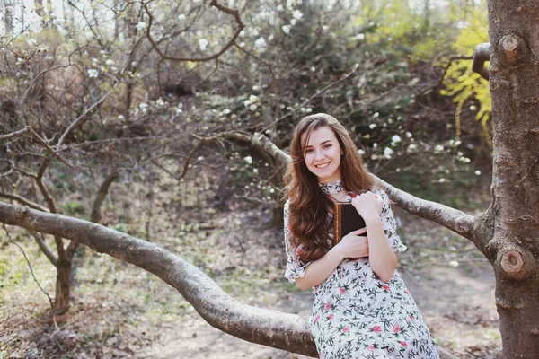 Krásná Mladá Žena Četla Retro Knihu Zahradě Kvetoucí Stromy — Stock fotografie