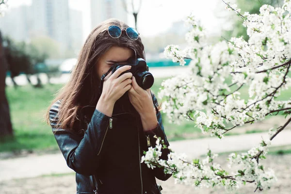 Красива Молода Жінка Фотографує Квітучі Дерева — стокове фото