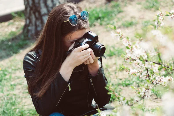 Krásná Mladá Žena Fotografovat Kvetoucí Stromy — Stock fotografie