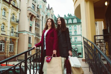 Kadınlar alışverişe gider ve alışveriş yaparlar.