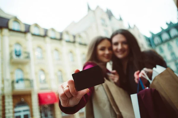 Kobiety Idą Zakupy Dokonują Zakupów — Zdjęcie stockowe