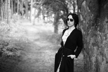parkta güzel kadın, siyah beyaz fotoğraf