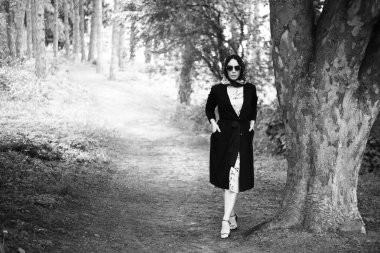 parkta güzel kadın, siyah beyaz fotoğraf