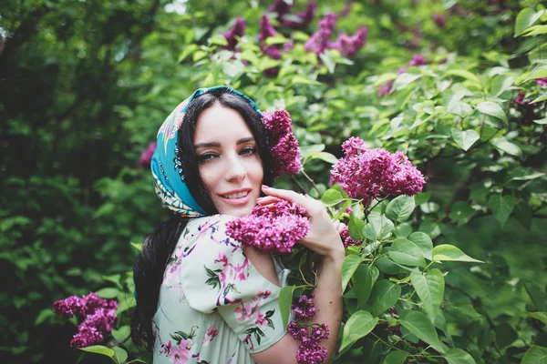 Belle Femme Renifler Fleurs Lilas Arbre — Photo