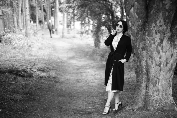 Belle Femme Dans Parc Photographie Noir Blanc — Photo
